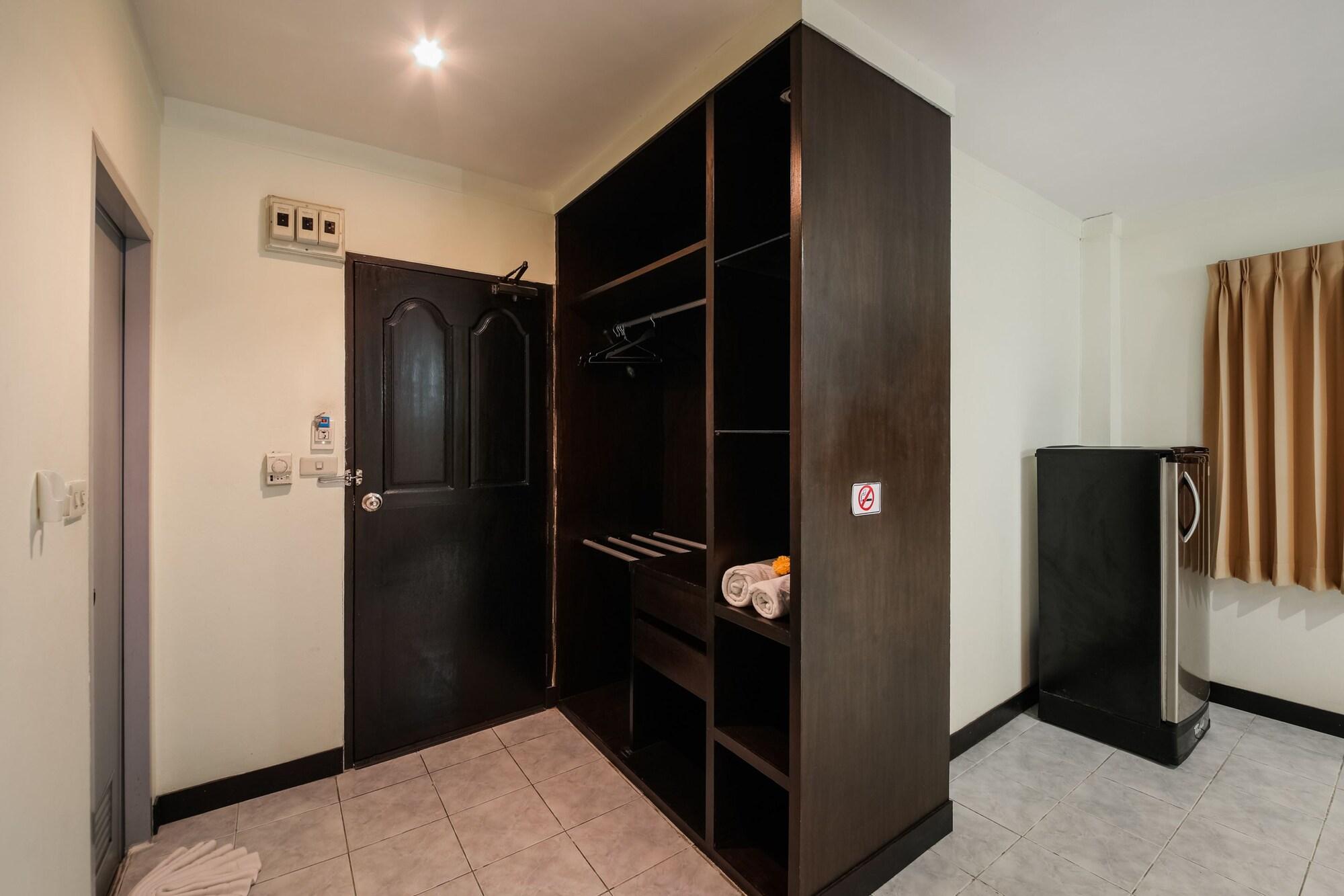 Oyo 244 Roar Inn Patong Bagian luar foto